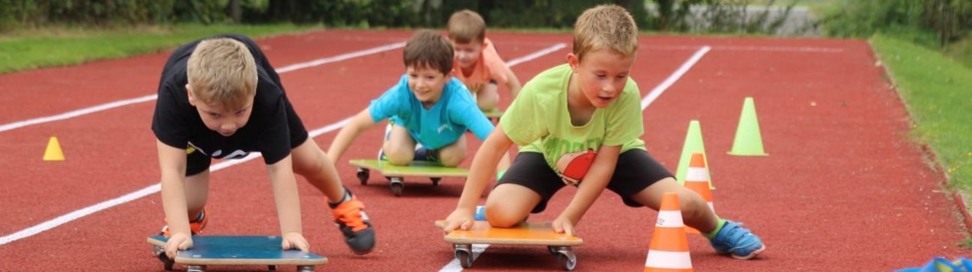 Kinder auf Rollbrettern