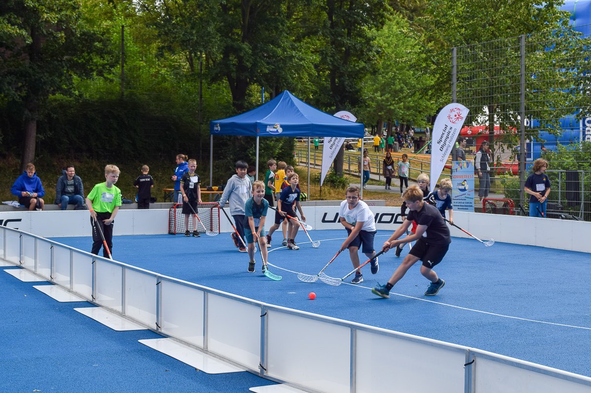Kinder spielen Floorball