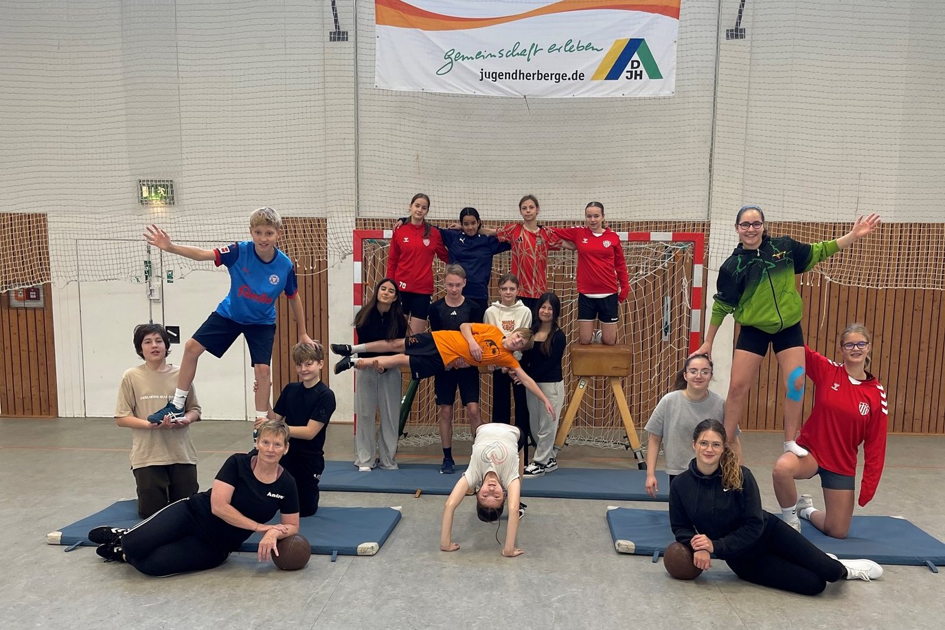 Julas-Lehrgang baut Menschenpyramide.