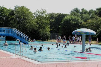 Kinder im Schwimmbad