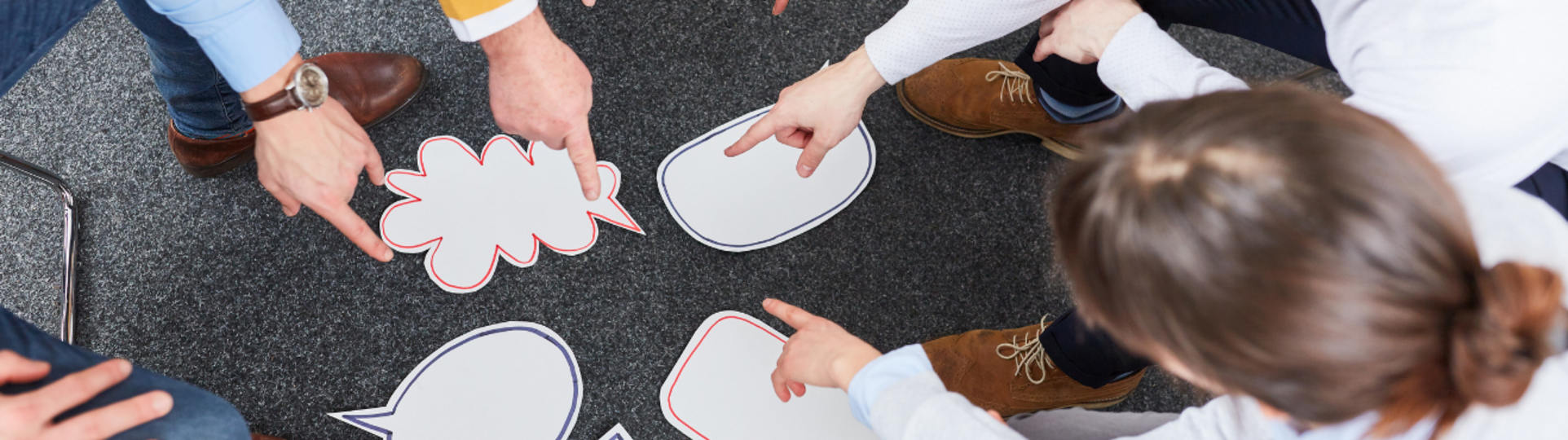 Bild "Menschen in einer Gruppe zeigen auf Bilder"