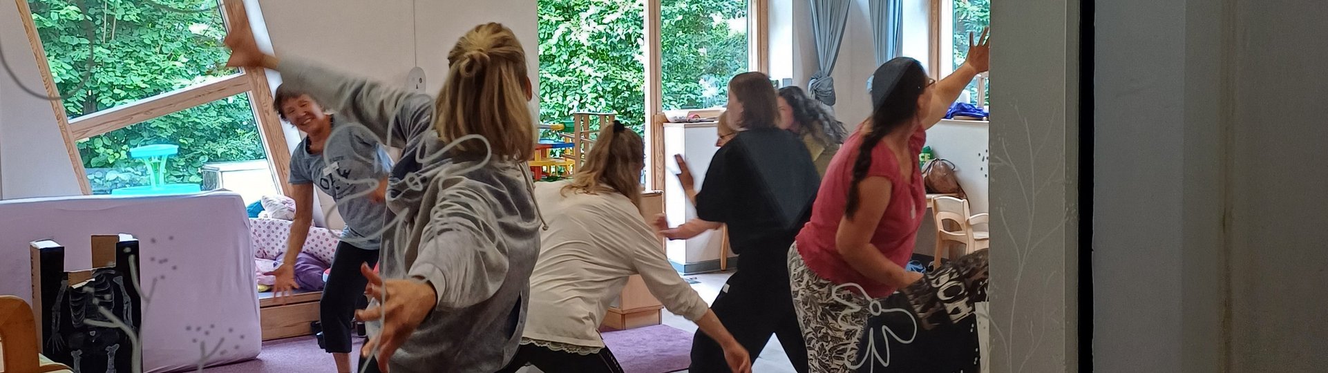 Erwachsene tanzen in der Kita