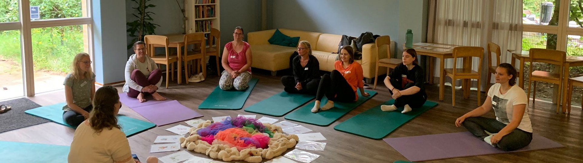 Erwachsene sitzen im Kreis