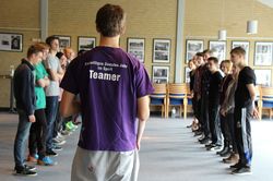 Kleine Gruppe wird von einem Teamer betreut.