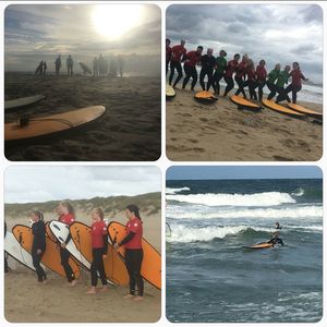 Gruppe junger Personen während eines Surfkurses