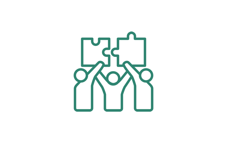 Drei Teilnehmende setzen zwei Puzzle-Teile zusammen